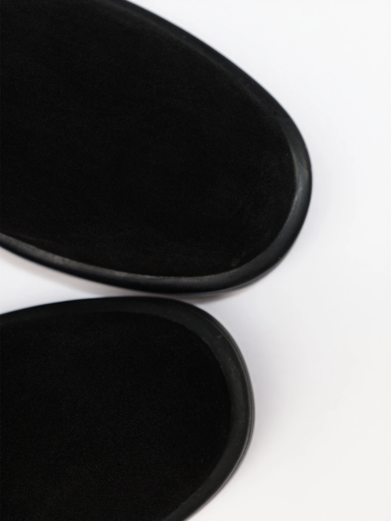 Ботинки-челси черного цвета на низком каблуке